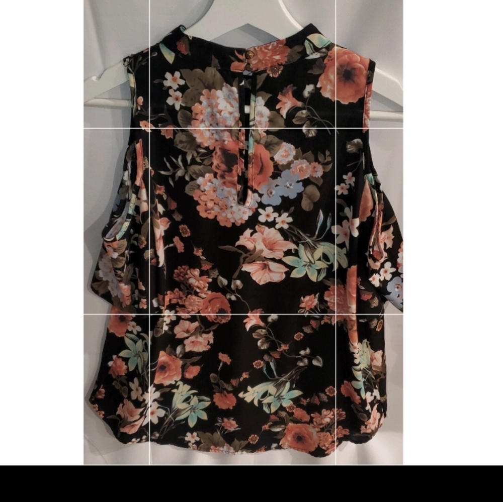 Floral Blouse short sleeve open shoulder  in Size L.